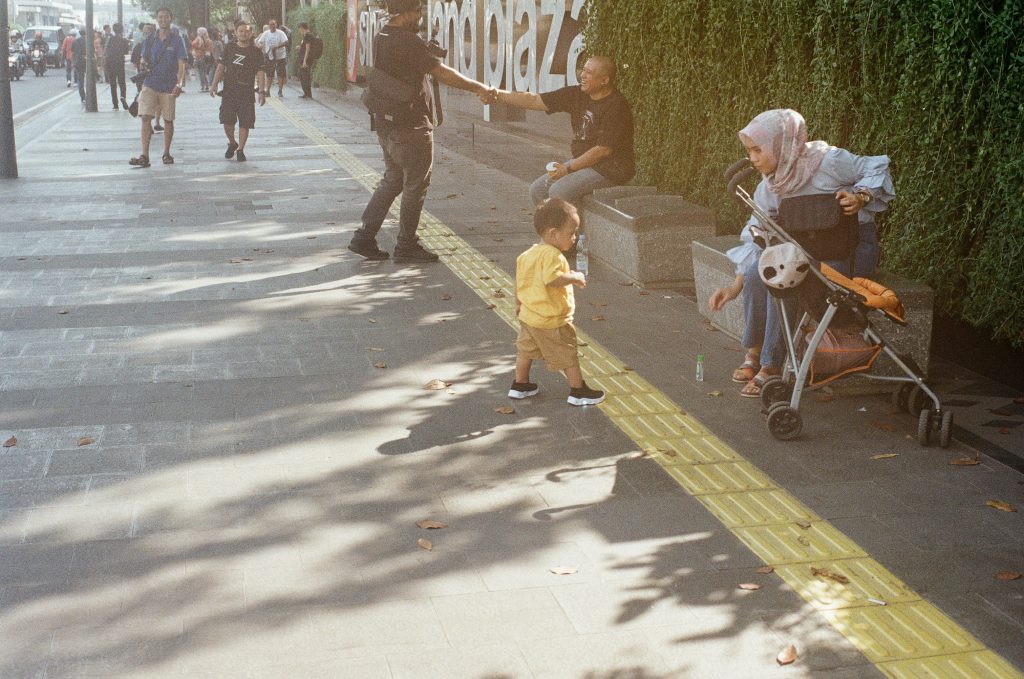 bebe andando na rua