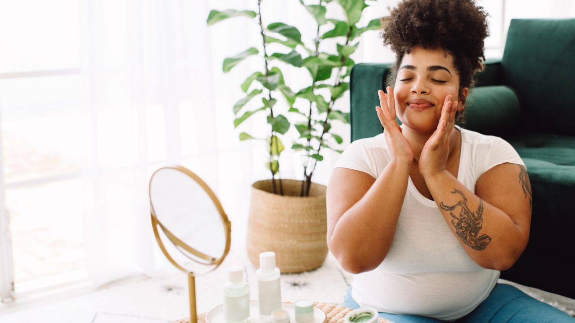 Mulher brasileiro no momento de skincare, tratamento para a pele