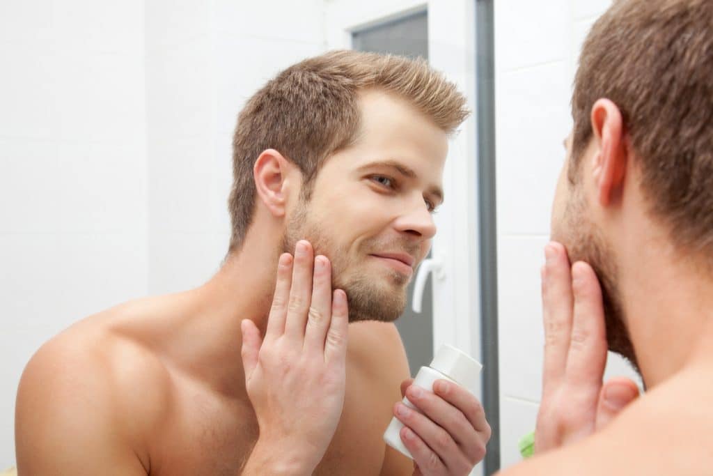 Cuidados com a barba: é importante fazer uso correto de lâminas para raspar pelos e minimizar efeitos como o pelo encravado ou inflamados