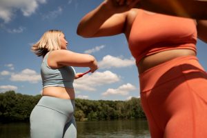 Mulheres acima do peso praticando atividades físicas. Imagem de Freepik.