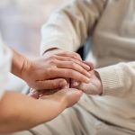 Pessoas de mãos dadas. Imagem de Freepik.