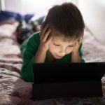 Excesso de telas: Imagem de Freepik.