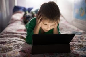 Excesso de telas: Imagem de Freepik.