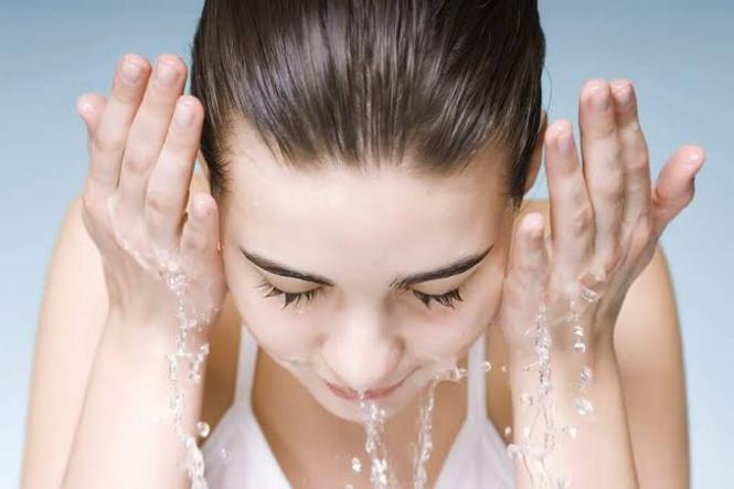 Imagem Complementar do Gel De Limpeza Facial La Roche-Posay Effaclar Alta Tolerância Peles Mistas A Oleosas E Sensíveis 300G